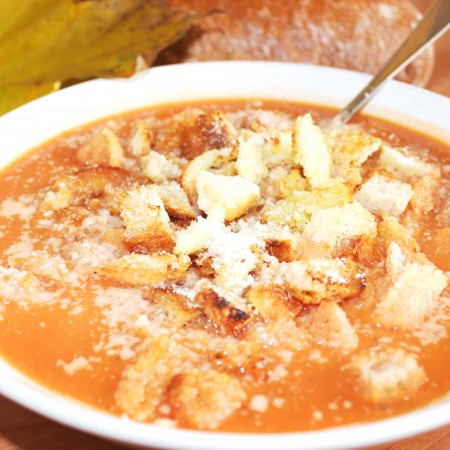 Rozgrzewająca zupa z dyni, czerwonej soczewicy i marchwi z grzankami.