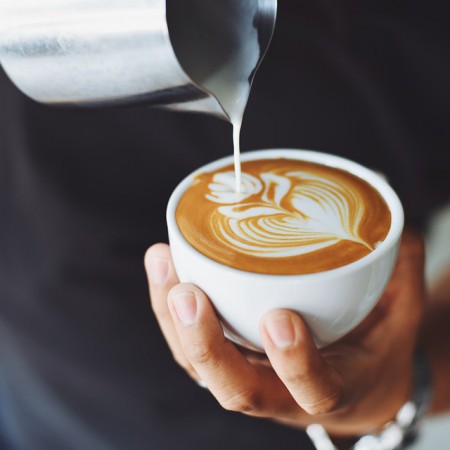 Kawa z mlekiem czy bez – która będzie zdrowsza?