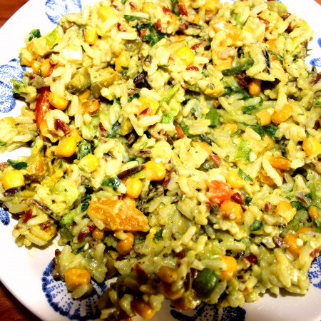 Sałatka ‘’bardzo odżywcza’’ z kolorowym ryżem, awokado, rukolą, serem feta.