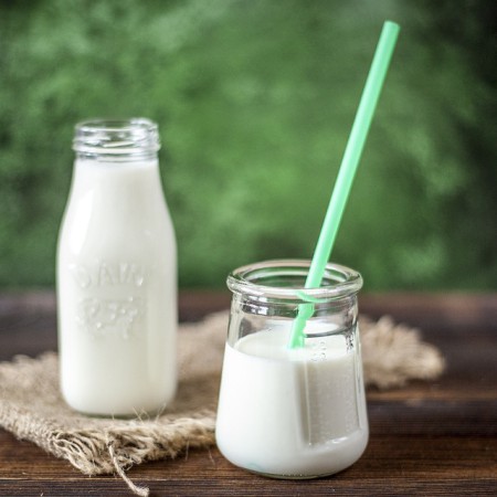Laktoferyna – białko  o wielostronnym działaniu. I dlaczego nie polecam mleka UHT?