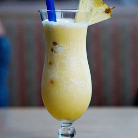 Przeciwzapalny koktajl ananasowy na maślance. Super owoc na wzmocnienie odporności, przy redukcji masy ciała i zaburzeniach jelitowych.